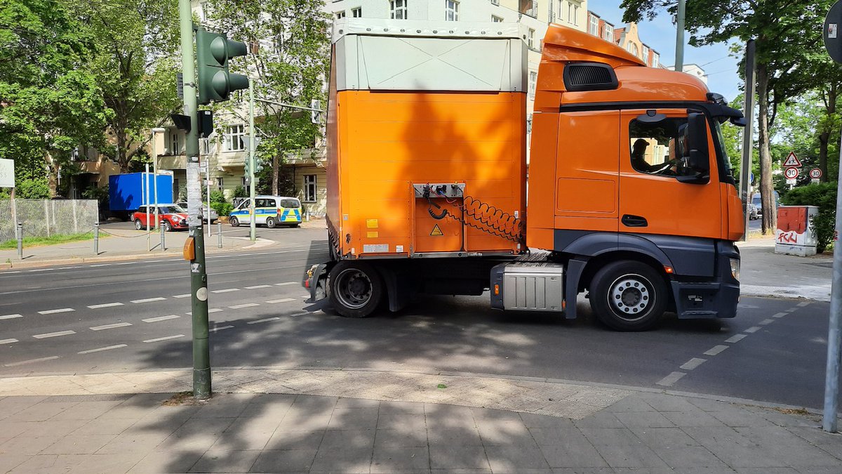 lattekiez's tweet photo. Sodass nur noch der Rückwärtsgang weiterhilft. Hätte der Fahrer sich an die Beschilderung zur Erreichung des Industriegebiets gehalten, wäre wahrscheinlich allen Beteiligten eine Menge Nerven erspart geblieben.
Deshalb #kiezblock #Lattekiez ! https://t.co/guutdpGN2v https://t.co/4SFwPhuc4g