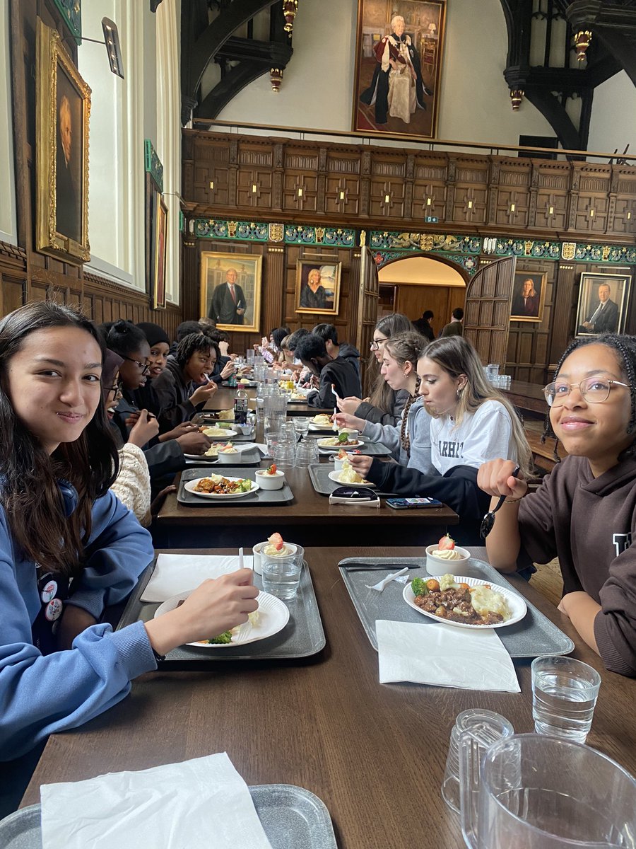 ChelseaAcadSci's tweet photo. The sun has come out on our trip to @UniofOxford While our Yr 10 students visited @OrielOxford , @ChelseaAcad6th Yr 12 students had
a tour with some of our alumni. We all came together after lunch for some Q&amp;A with Ebed, Ted &amp; Ras.I - then on to punting! #flourish https://t.co/vrfzlMEwS3