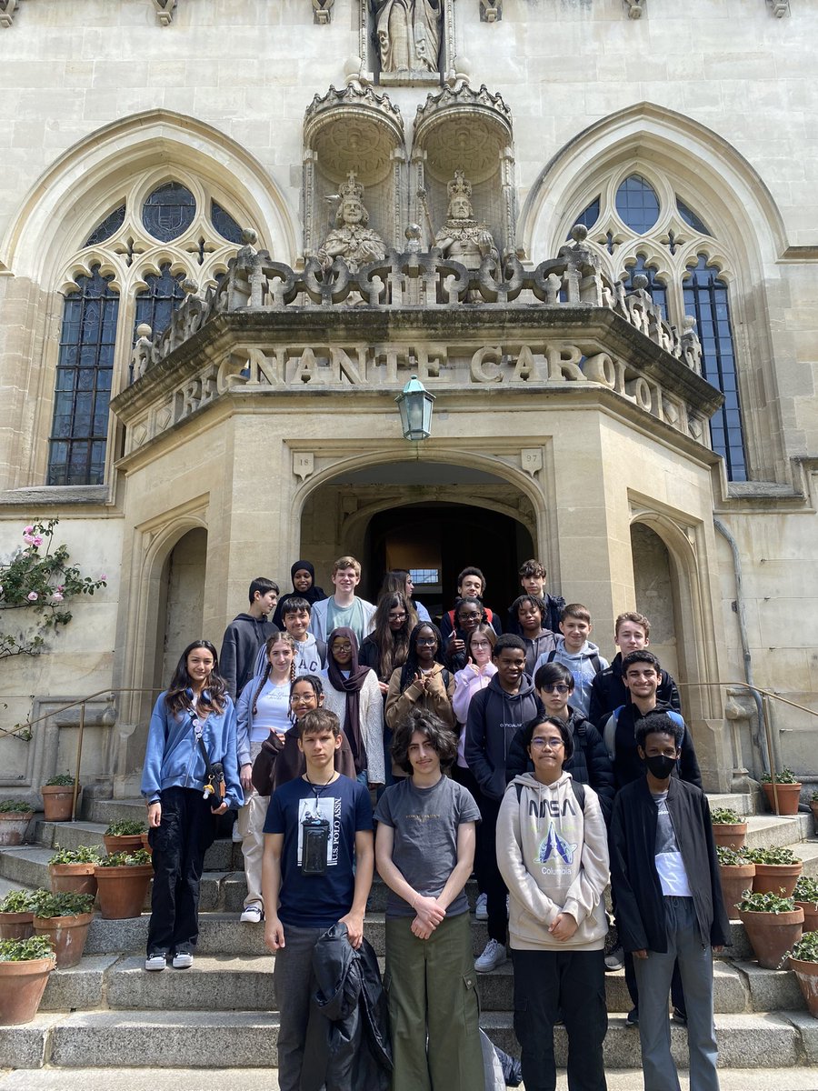 ChelseaAcadSci's tweet photo. The sun has come out on our trip to @UniofOxford While our Yr 10 students visited @OrielOxford , @ChelseaAcad6th Yr 12 students had
a tour with some of our alumni. We all came together after lunch for some Q&amp;A with Ebed, Ted &amp; Ras.I - then on to punting! #flourish https://t.co/vrfzlMEwS3