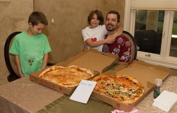 Satoshi_Talks's tweet image. Exactly 13 years ago, a programmer named #LaszloHanyecz bought two pizzas from Papa John&apos;s for 10,000 #Bitcoin📜

💰On the #BitcoinTalk forum, he asked who could exchange 10k $BTC for two pizzas. People suggested he simply sell all the bitcoins (worth $41 at that time) and order…