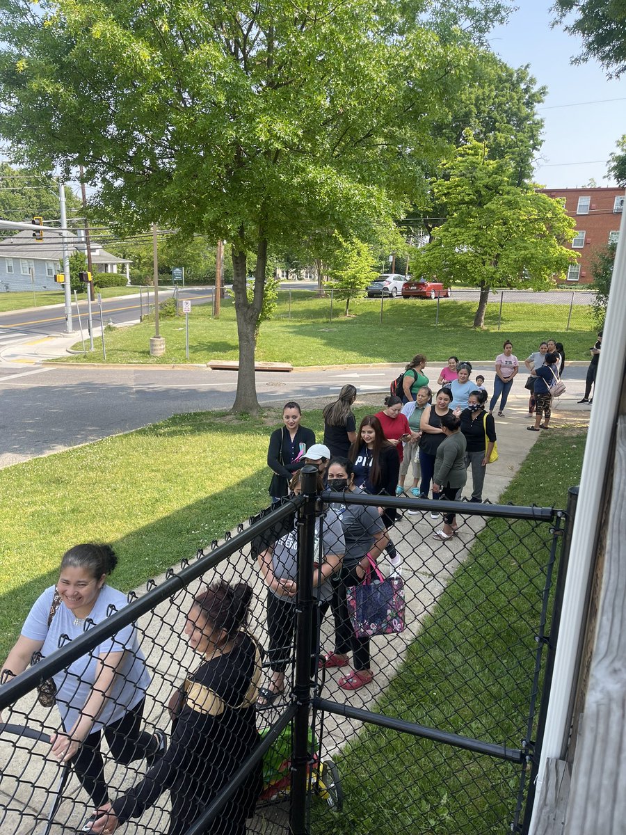 csl_msmax's tweet image. Gaithersburg families, come stop by our family thrift store in our Community Resource Center today 10-12pm! 👚👖👗🧤🧣🧢🍼@paulasummersed @MCPSCommunitySc