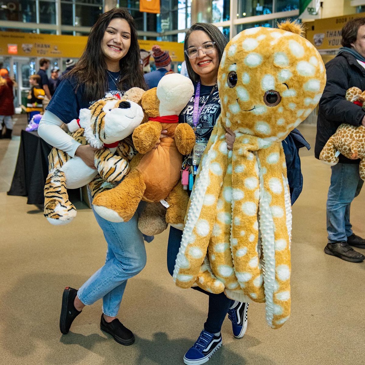 Memory Monday from our annual Teddy Bear Toss this season! 🧸 

#AllAboutTheW | #RailersHC | #Worcester