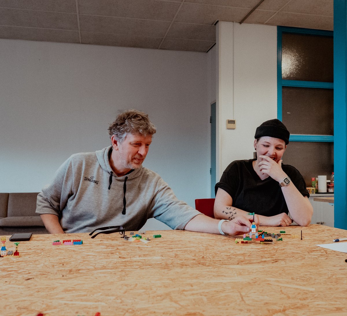 Tafels sjouwen en aan de LEGO! Neem een kijkje achter de schermen tijdens onze teamdag 🤓🤓

derijdendepopschool.nl/teamdag-de-rij…