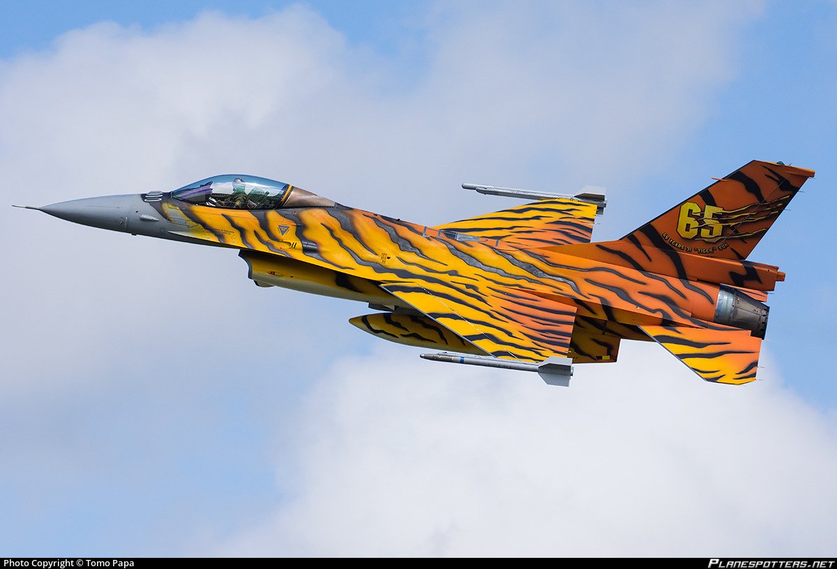 JohnTheMainGuy1's tweet photo. I love all F-16s, but this one really shines.
#MACE72 #44F0E7 https://t.co/Kyh85QsveR