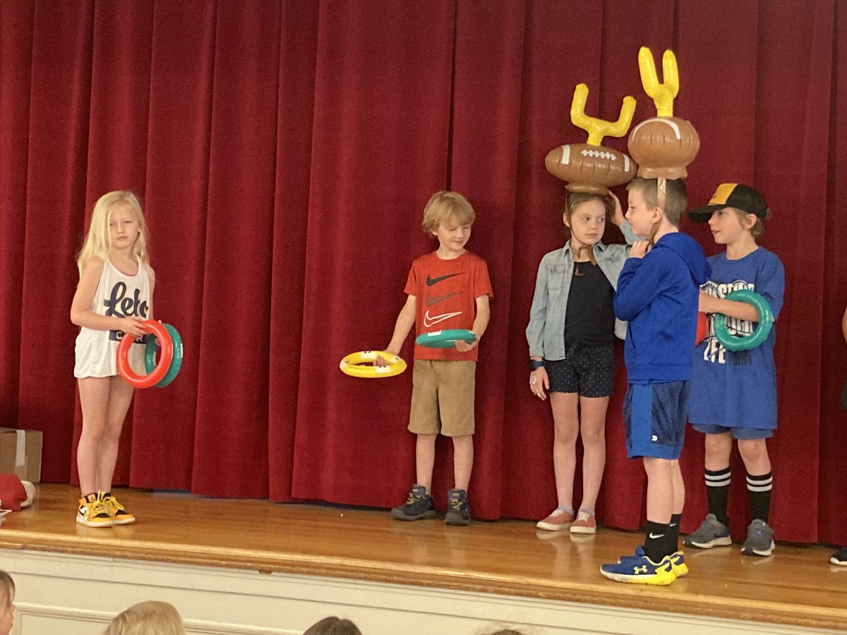 MarkhamK17's tweet photo. AM class volunteers Camille &amp; Brooks play ring toss at the Mt Lebanon Public Library summer kick-off program! #makeyourmark https://t.co/imCpDxJSpQ