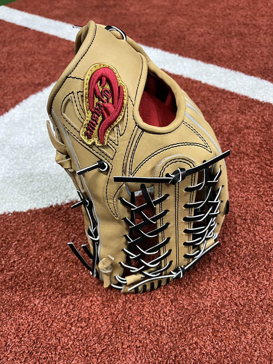 sposakubaseball's tweet photo. トレジャー硬式外野手モデル👀
スポサクオリジナルのご紹介😍
基本モデル:GWA型
大きすぎず、型付けによって
深くも浅くも思いのままに😍
流行りのキャメルカラーに
平裏の刻印がおしゃれ度UP⭐️
ぜひ手に取って頂きたい逸品です😍
#トレジャー #硬式グラブ #オリジナル #オーダーグラブ https://t.co/3LHY7rfNaY