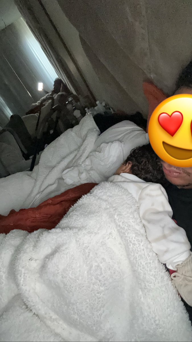 Paolla acorda 4 vezes na madrugada pra da de mamar pro Gael, troca a fralda dele umas 3 vezes !! Eu acordo junto com ela, pra tentar auxiliar ela em algumas coisas, mas a maioria das vezes ela nem precisa muito da minha ajuda, sempre que eu posso eu pego o Gael pra ela ter o