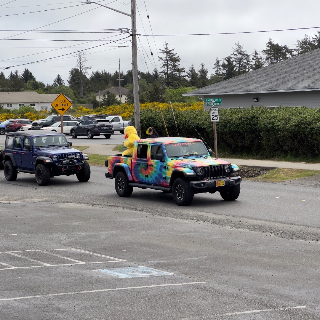 Some of the parade from the #NBROS office of the #GoTopless Beach cleanup event on Saturday! Almost 1,000 #Jeeps descended on #OceanShoresWA to participate! 

#Washingtonstate #pnw #ericbutlerhomes #northbeach #beachlife #beachcleanup #oyhut #northbeachrealtyos #seabrookwa