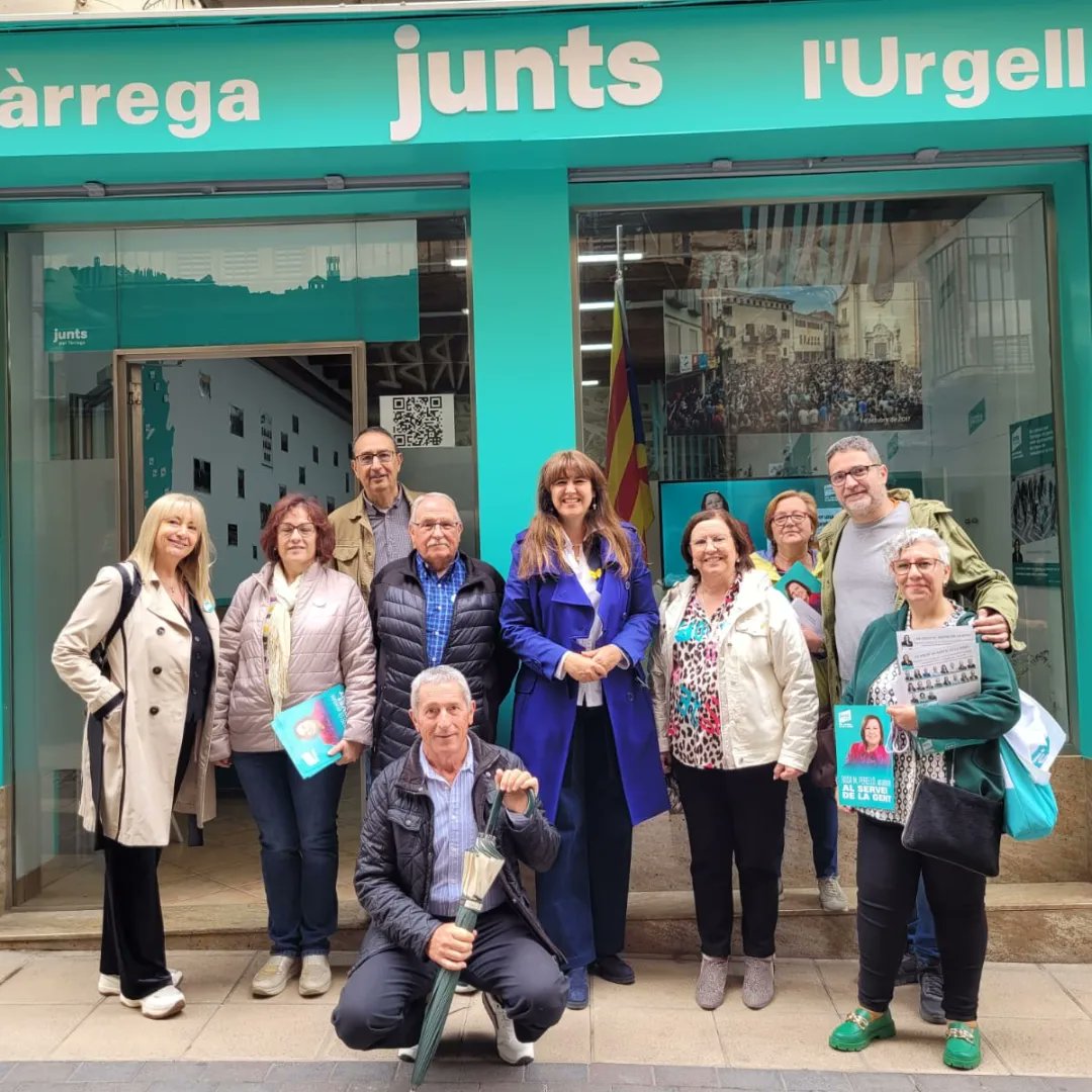 juntstarrega's tweet image. Avui ens ha visitat la Laura Borràs. Amb ella hem donat un tomb pel mercat setmanal i ha pogut visitar i guadir de les pintures de l&apos;esglèsia de Sta.Maria de l&apos;Alba. 
Gràcies @laura_borras_castanyer pel teu suport. 
Pel retorn a la il·lusió
#ungovernperatu
#gentdedebò
#femhojunts