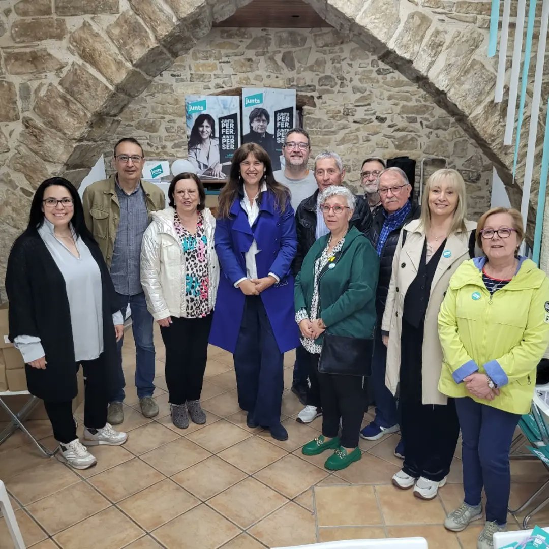 juntstarrega's tweet image. Avui ens ha visitat la Laura Borràs. Amb ella hem donat un tomb pel mercat setmanal i ha pogut visitar i guadir de les pintures de l&apos;esglèsia de Sta.Maria de l&apos;Alba. 
Gràcies @laura_borras_castanyer pel teu suport. 
Pel retorn a la il·lusió
#ungovernperatu
#gentdedebò
#femhojunts