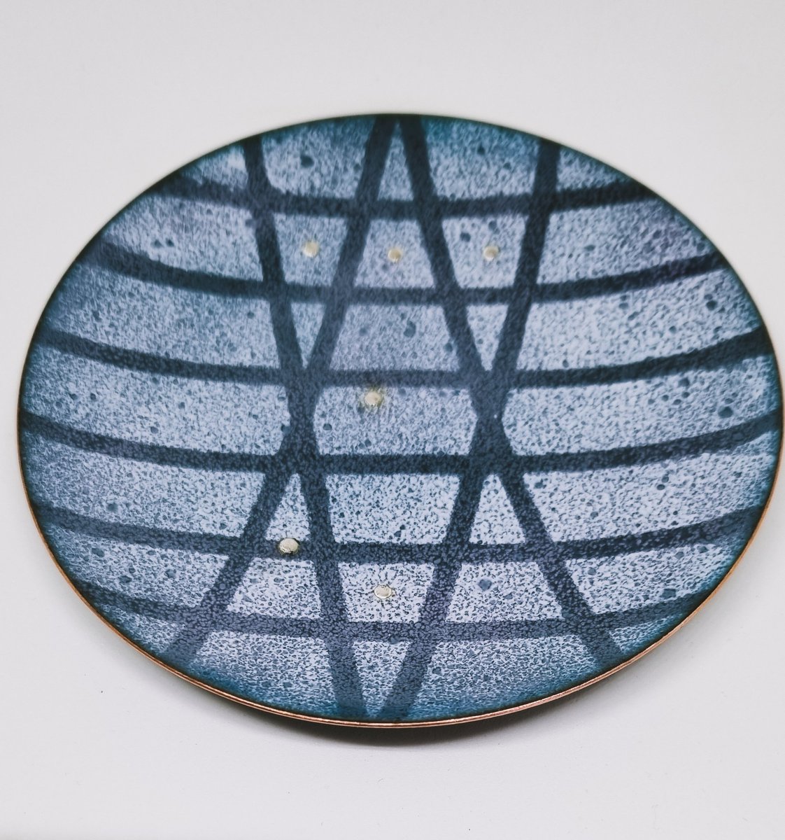 artspringallery's tweet photo. Grey Dish By Anne McArdle is an enamel copper trinket dish with sterling silver inclusions, 100mm wide.
# #artworkoftheday #kentjewellerymaker #sterlingsilver #copper #enameljewelry #enamel #tonbridgelife #trinket https://t.co/qadkDzI6OA