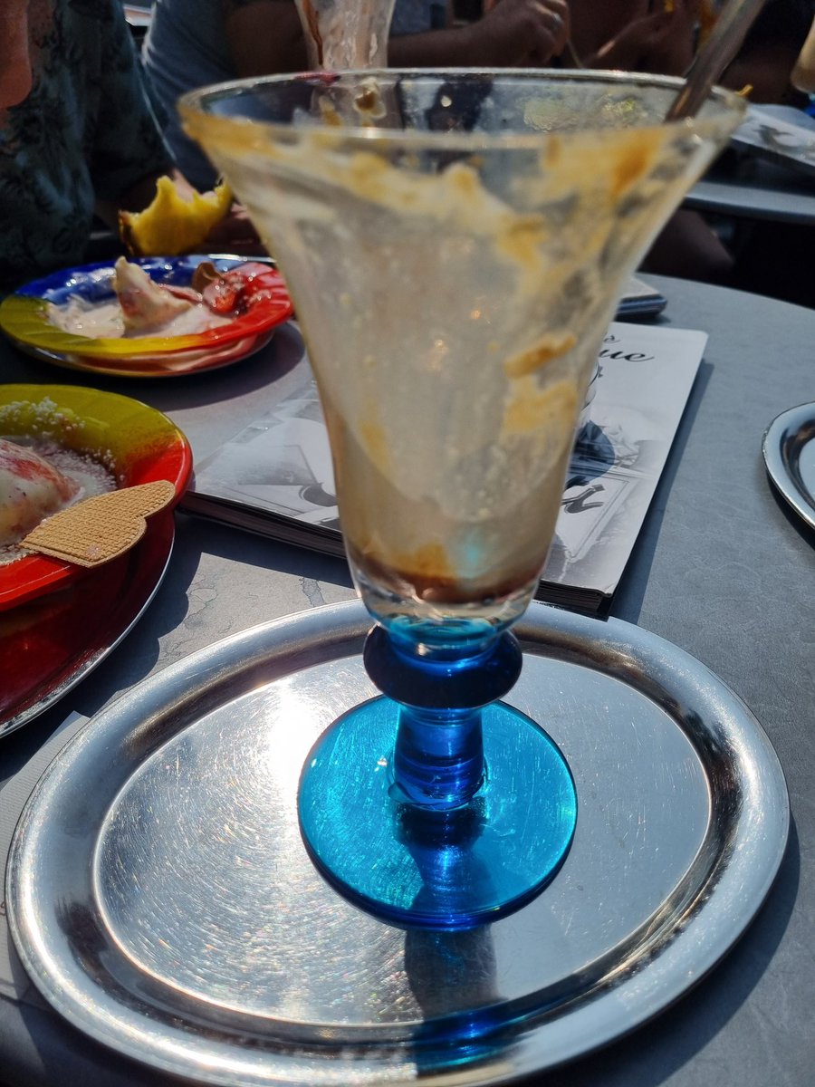 Geburtstagseis war sehr lecker. 😍 Sollte diese Tradition weiter fortführen. 🥰
Bin leider ein sehr schlechter Influencer. Daher gibt es nur nen leeren Becher. Sah vorher aber echt lecker aus. 😂