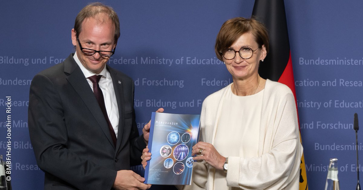 Fraunhofer-Gesellschaft (@fraunhofer) on Twitter photo Forschung zur #Trägheitsfusion kann neuen Weg zum #Fusionskraftwerk eröffnen: BMBF-Expertenkommission, geleitet von Constantin Häfner @FraunhoferILT, übergibt Memorandum an <a href="/starkwatzinger/">Bettina Stark-Watzinger</a>. Es beschreibt Potentiale & definiert Forschungs-Bedarfe. bmbf.de/SharedDocs/Dow… Forschung zur #Trägheitsfusion kann neuen Weg zum #Fusionskraftwerk eröffnen: BMBF-Expertenkommission, geleitet von Constantin Häfner @FraunhoferILT, übergibt Memorandum an <a href="/starkwatzinger/">Bettina Stark-Watzinger</a>. Es beschreibt Potentiale & definiert Forschungs-Bedarfe. bmbf.de/SharedDocs/Dow…