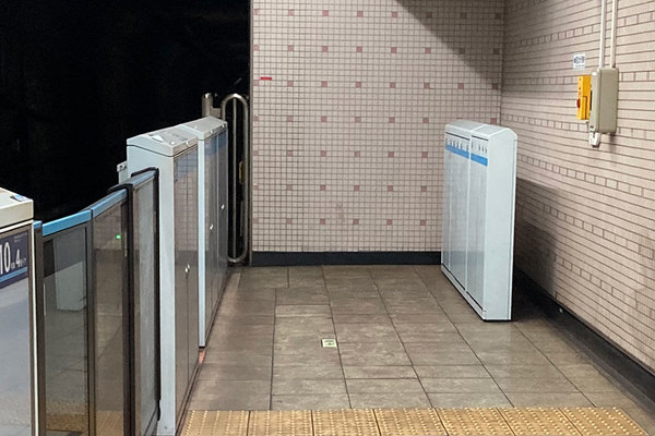 【分離】ホームドアが余った？壁に向かって立つ「ホームドアっぽい何か」の謎
news.livedoor.com/article/detail…

神楽坂駅のホームドアと思しきものの一部について、東京メトロは「古い駅や狭い駅では、どうしてもホームドアの一部が入りきらないことがあります」と話した。他の駅にもあるという。