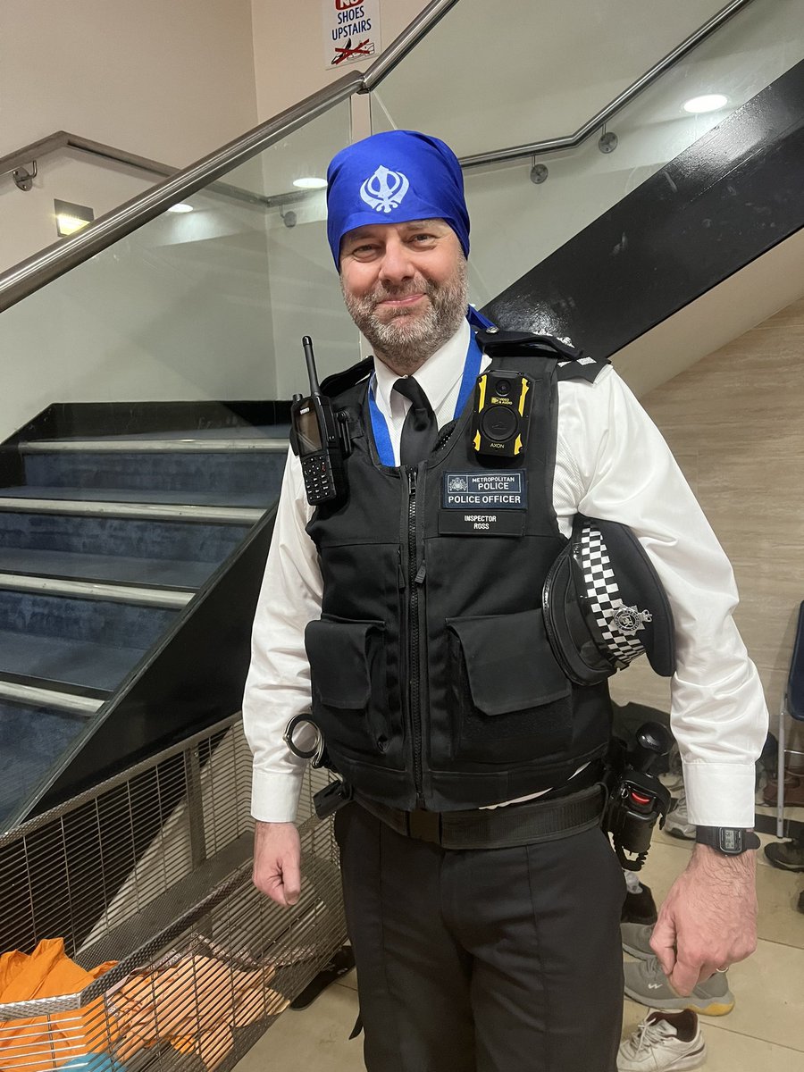 MPSRedbridge's tweet photo. Our Chief Inspector Jas Kaur @Kaurbethechange &amp; Inspector Ross were out &amp; about in #Redbridge last week, getting to know the local community &amp; speaking with residents about #WardPanel meetings

They also visited Gurdwara Karamsar #Ilford, where they were met with a very welcome! https://t.co/kTIHNInUUq