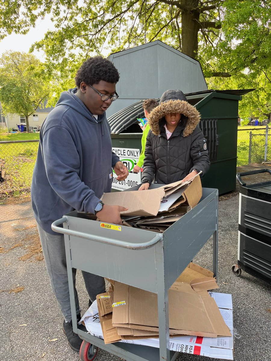 Ravenna High School students volunteering at the Center of Hope! <a href="/lrcris/">Lisa Crislip</a> <a href="/RavennaSupt/">Laura Hebert</a> <a href="/rhsduncan/">@RHSDuncan</a> <a href="/TheRavennaTimes/">Ravenna High Times Newspaper</a> #GiveBack #leadwithlove