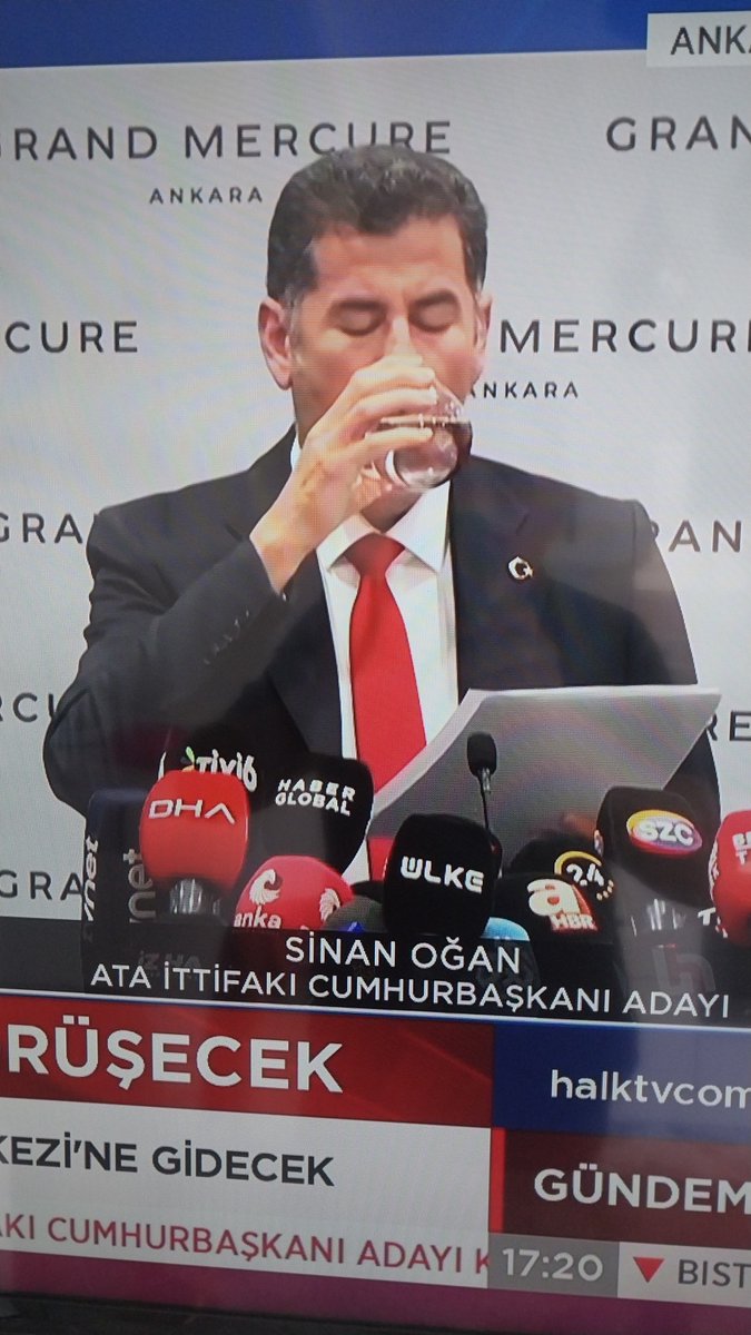 Sinan Oğan 'a bir damacana su getirin..!! 

Kendisine oy veren insanları nasıl sattığını ve yarı yolda bıraktığını  söyleyemiyor bol bol su içiyor..!! 

Saat 17 #SONDAKİKA Ata İttifakı