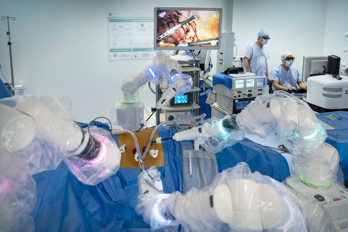 CH_Argenteuil's tweet photo. #chirugierobotique I Le @CH_Argenteuil franchi le cap des 2️⃣0️⃣0️⃣ interventions chirurgicales avec le robot #Versius de @CMRSurgical !

💪 Bravo à nos équipes chirurgicales qui déploient une technologie de pointe dans leur pratique quotidienne !

@VilleArgenteuil @ARS_IDF https://t.co/x6eFdxAVpN