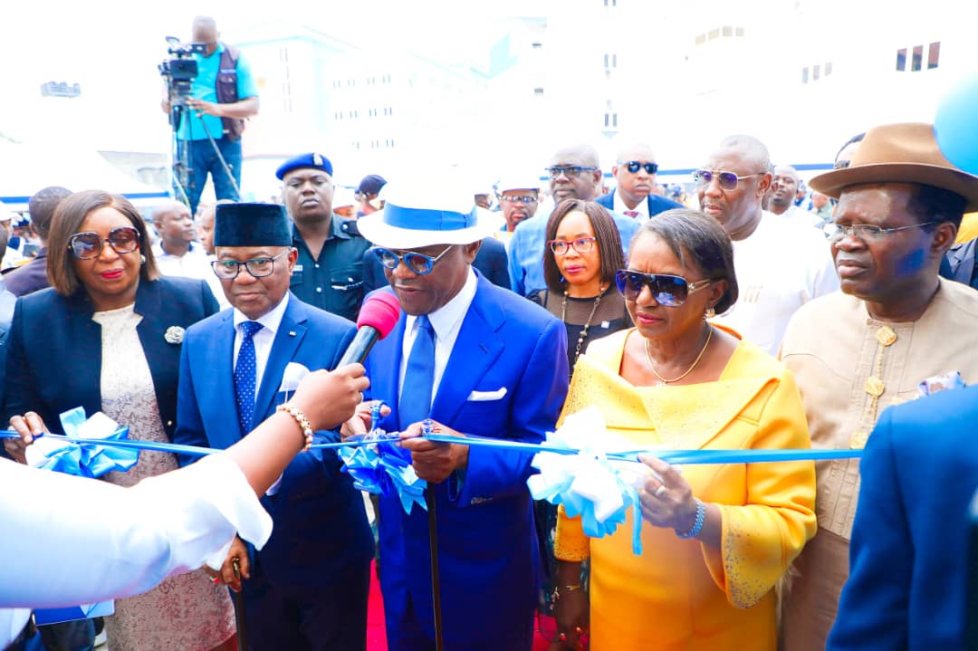 berebaishmael's tweet photo. #PhotoNews 

Rivers State governor His Excellency Chief (Barr) Nyesom Ezenwo Wike commissioning the 500-bed clinical hostel of the Basic Medical Sciences, Rivers State University.
#RiversStateInauguration2023
#GovSim

10,000 BTC | Supreme Court | Spyro https://t.co/eiRDk3GrtY