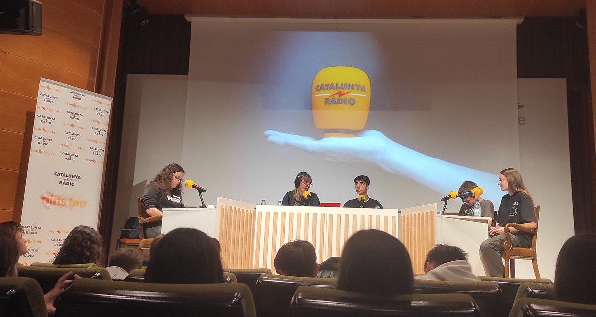 La Berta Ruano de 4t d'ESO ha participat a la gravació del programa l'Ofici d'Educar de Catalunya Ràdcom a clausura del projecte de Recerca, Creació i Servei. El programa es podrà escoltar en directe a Catalunya Ràdio diumenge al matí o recuperar el podcast després de l'emissió.