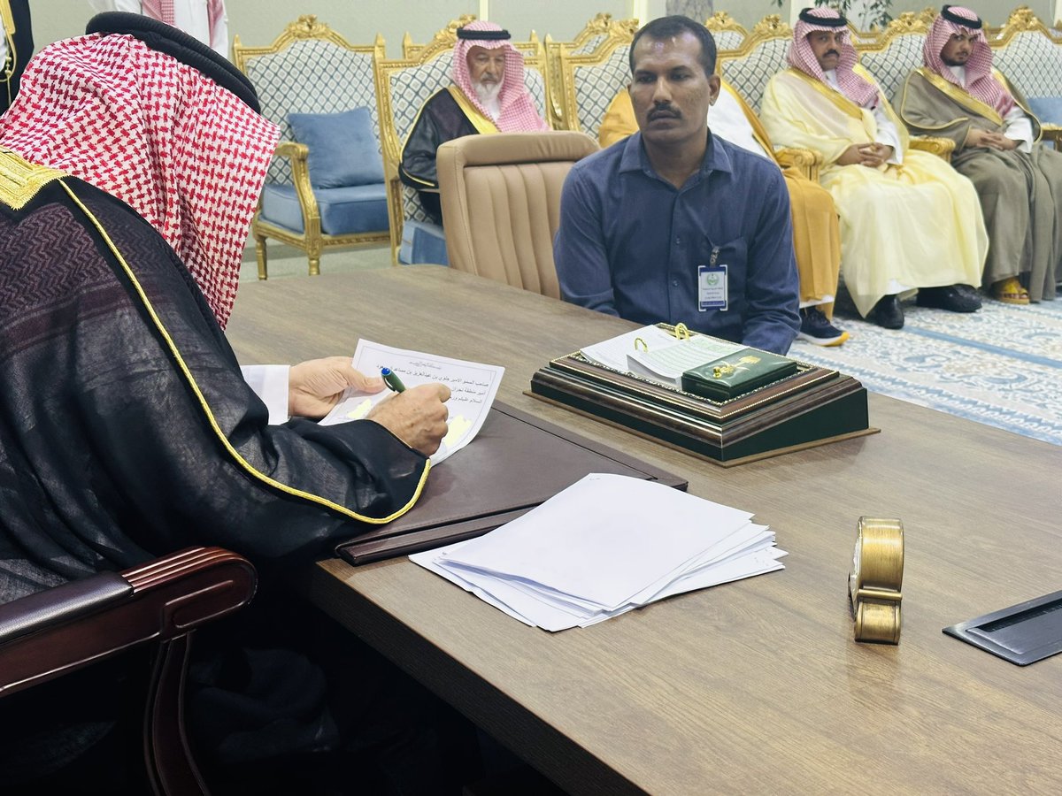 mtahmadi's tweet photo. 🔴أتحدى أن يتمكن أي مقيم
من لقاء أي أمير أو حاكم  
في أي دولة بالعالم؛
كما هو الواقع في #المملكة_العربية_السعودية
____
لا كفيل ولا مدير
ولا حاجب يحول دون وصولهم
فها هم ضيوفنا المقيمون
ليس بينهم وبين أمرائنا أحد

فالحقوق مصونة.. والحياة كريمة.. والأمن مستتب
في ظل ولاة أمرنا ـ أعزهم الله ـ
======
** الصور من مجلس الاستقبال اليومي لسمو أمير منطقة #نجران.
#السعودية