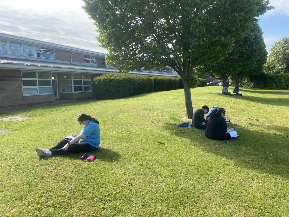 AndyTBSSSC's tweet photo. southstaffs: Some of our level 1 and level 2 Art and Design students have been out enjoying the sunshine at #Lichfield and creating work from observation! 🎨🌞 https://t.co/5uLwngiHLe