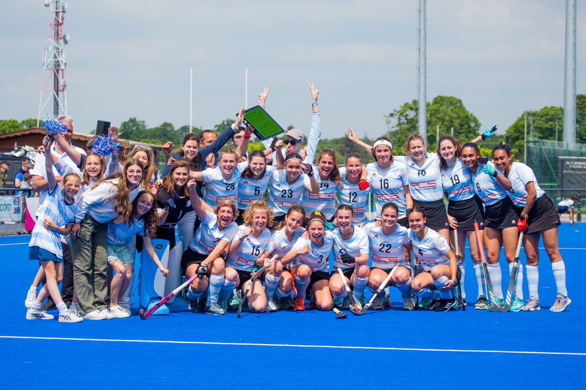 clotildelarrose's tweet photo. [#hockey] Seul le sport peut vs faire vivre de telles émotions en quelques matchs… 1eres du championnat régulier, ns échouons en demi-finale sur un fil, sûrement par manque d’expérience. On termine 3e, en étant déçues et frustrées. #playsoff #hockeysurgazon #goalkeeper #goalie https://t.co/a5uN0ZM2zX