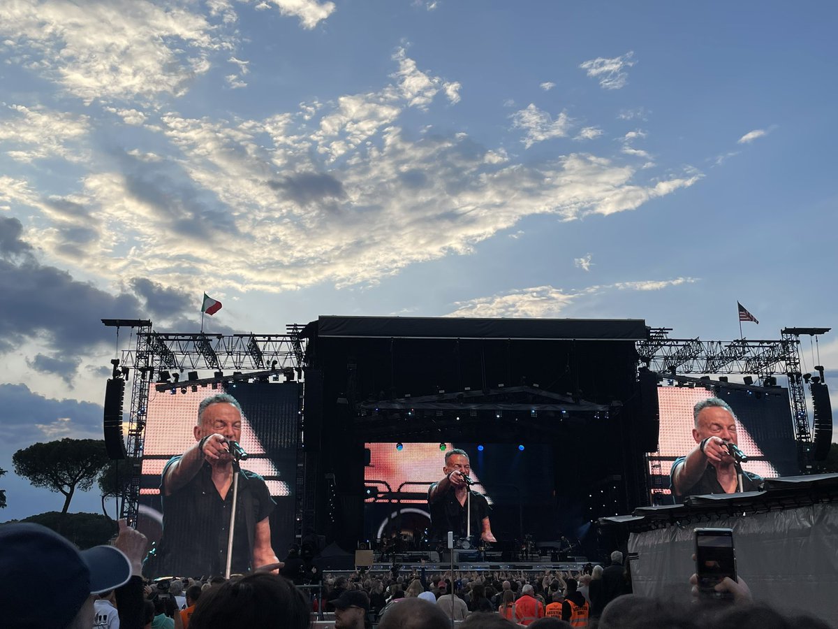 Juliettee19's tweet photo. He anat a molts concerts diferents, d’artistes molt diferents a llocs molt diferents, però res, absolutament res, és comparable a @springsteen. I no ho puc argumentar perquè s’ha de viure-ho per entendre-ho. Glory days!

#SpringsteenRoma https://t.co/VIOyR06FPx