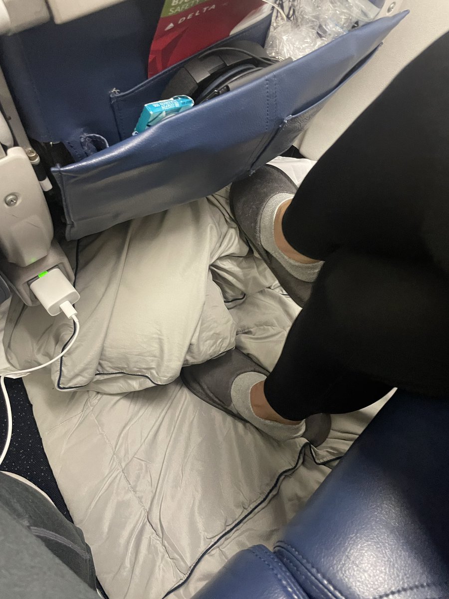 bryanwinther's tweet photo. @Delta This is the floor https://t.co/HmTdGzN8BR