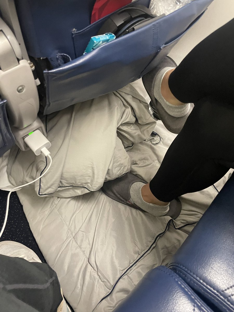 bryanwinther's tweet photo. @Delta This is the floor https://t.co/HmTdGzN8BR