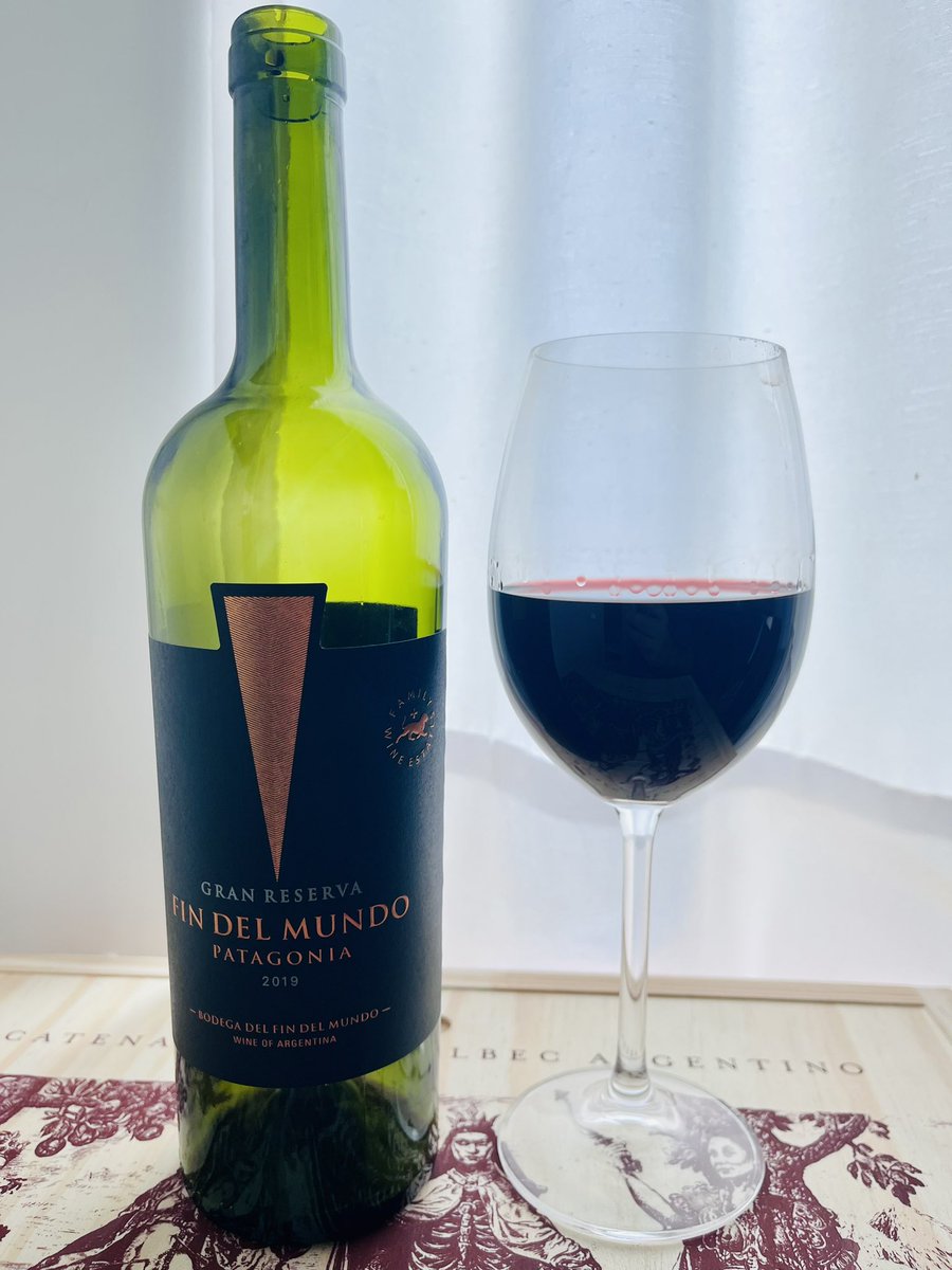 Um belo blend argentino. 
Muito equilibrado, com frutas negras maduras, cereais, violetas. 
Bom corpo, taninos finos, alto teor alcoólico e bom final.