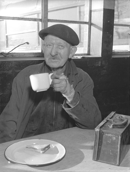 ArchifauCymru's tweet photo. Oeddech chi’n gwybod ei bod hi’n Wythnos y Frechdan? 🥪Tynnwyd y ddelwedd yma o gasgliad y Bwrdd Glo ym 1948 @GlamArchives. Gwelwn Mr Major yn eistedd yn y ffreutur yng Nglofa #WernTarwger #Pencoed, yn mwynhau paned o de a #brechdan https://t.co/9Hl5Mu2Vk2