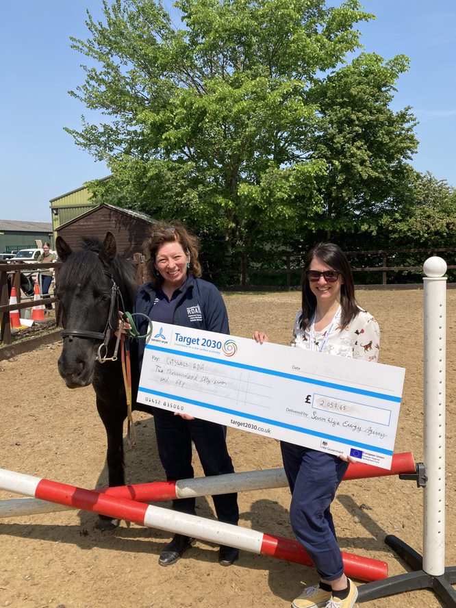 Lovely sunny day to be out and about visiting @severnwye_biz clients with the Big Cheque for Target2030 energy efficiency grants today!
@DeerParkArchers @cotswoldrda