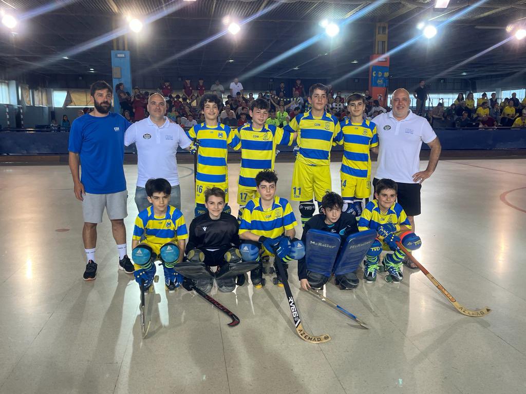 A Coruña Deportes (@coruna_deportes) on Twitter photo 🏒 Fin de semana de logros para o <a href="/HockeyCiaMaria/">CDM Hockey Patines</a>, que conseguiu un pleno de medallas nos dous Campionatos de España nos que participaba.
🥈 Os alevíns colgáronse a medalla de prata tras caer na final contra o Mataró no torneo disputado en Sevilla.
Chío 1/2 🏒 Fin de semana de logros para o <a href="/HockeyCiaMaria/">CDM Hockey Patines</a>, que conseguiu un pleno de medallas nos dous Campionatos de España nos que participaba.
🥈 Os alevíns colgáronse a medalla de prata tras caer na final contra o Mataró no torneo disputado en Sevilla.
Chío 1/2