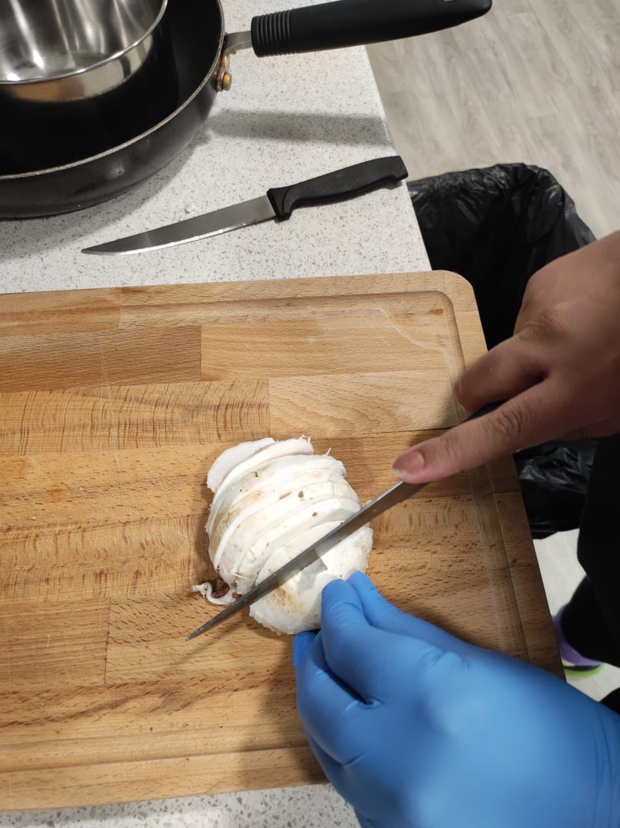covuniaccomm's tweet photo. Powered by Veggie 🥙🥗😋
#reslife #coventryuniversity #wearecoventry #futurelets #veggie #veggiecooking #studentevent #veggiecookingnight #thisiscoventry https://t.co/sJFYH4GHqn