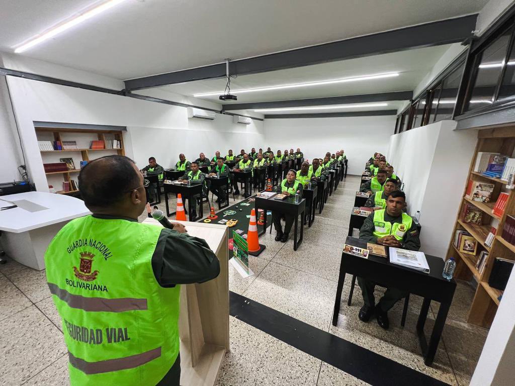 dhernandezlarez's tweet photo. #FANB ! Organización eminentemente profesional, día a día capacitando de manera científica a sus integrantes para garantizar el cumplimiento de su misión en la salvaguarda, seguridad y custodia de la nación.

#IntegrarEsVencer 
#UnidosSomosMejores https://t.co/kqyvgor7M7