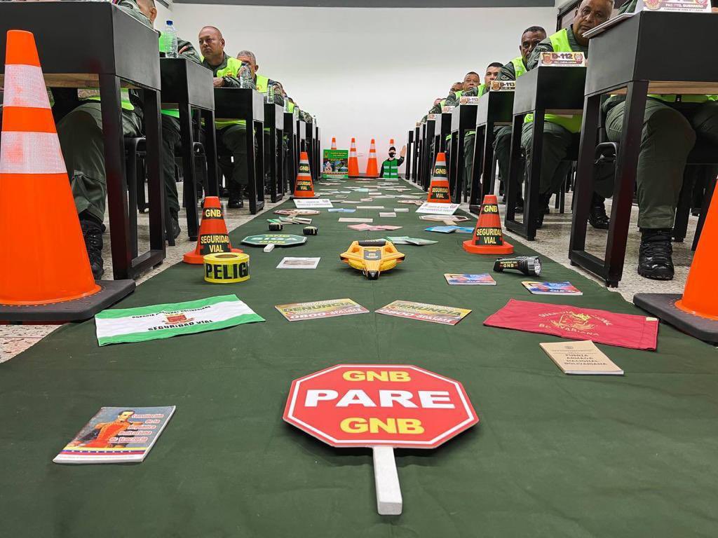dhernandezlarez's tweet photo. #FANB ! Organización eminentemente profesional, día a día capacitando de manera científica a sus integrantes para garantizar el cumplimiento de su misión en la salvaguarda, seguridad y custodia de la nación.

#IntegrarEsVencer 
#UnidosSomosMejores https://t.co/kqyvgor7M7