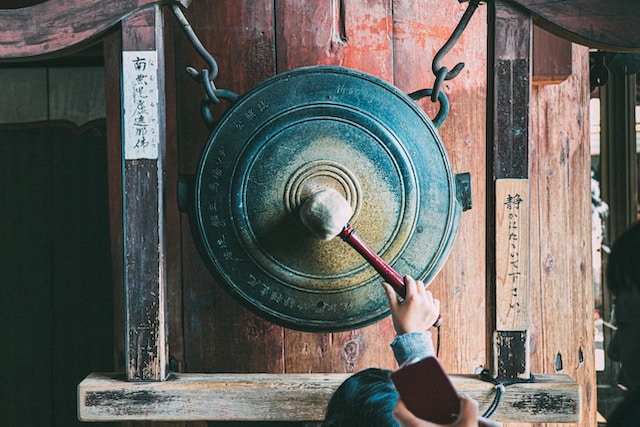 Join @UnionChapelN1 in our bar for a chance to escape the stress of London living. Climate activitst Cathy Eastburn will lead a gong bath meditation session on Wednesday 7 June from 6.30pm Learn more and book at unionchapel.org.uk/venue/whats-on…