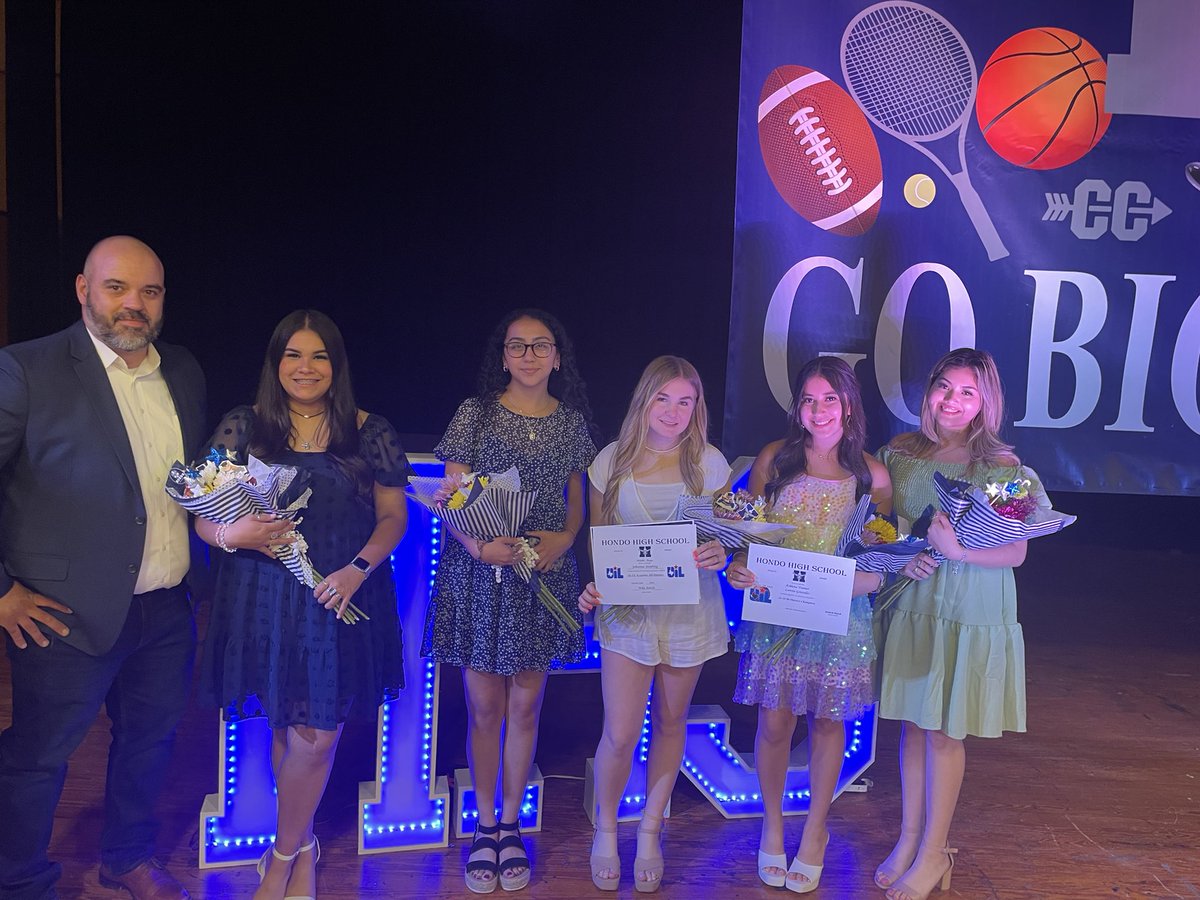 HondoSportsMed's tweet photo. 2023 Sports Banquet 

…Going to miss these group of Senior Trainers. They have been a tremendous help all these years for me and the Sports Medicine Program!

Thank You all so much!!!👍✅👌😥

@hondoisd1 @HondoAthletics @FootballHondo @HondoTrack @GirlsHondo https://t.co/WhoIfa18Wh