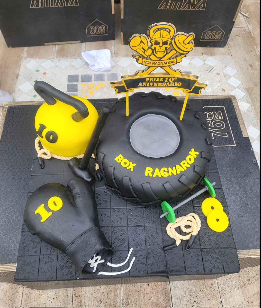 BoxRagnarok's tweet photo. No todos los días se cumple 10 años..., y nuestras tartas conmemorativas nunca dejan indiferente a nadie!!! #10aniversarioRagnarok https://t.co/ougKzeJ6Re