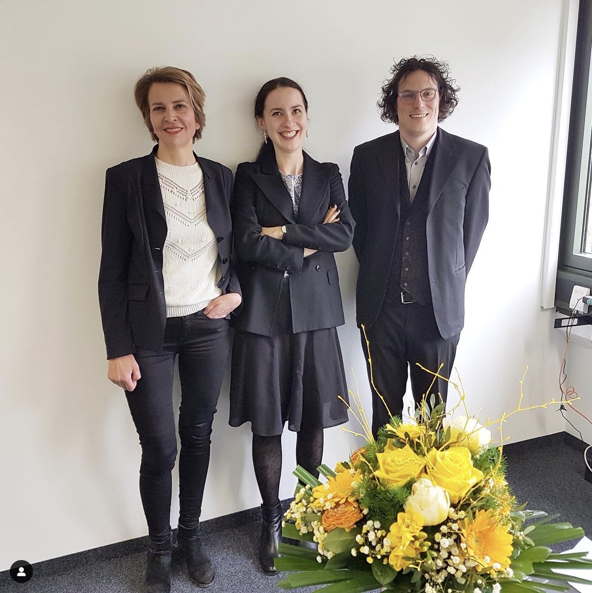 📜 Part of #teambleuler: Das Projekt „Codex Manesse“ 📜
Mit ihrem Stellenantritt hat Anna Kathrin Bleuler (am Bild mit ihren Projektmitarbeiter*innen Claudia Kraml und Dominik Nießl) auch ein Projekt an die Uni Augsburg mitgebracht.
➡️  Mehr dazu hier: instagram.com/p/Cr8yAmkrReS/