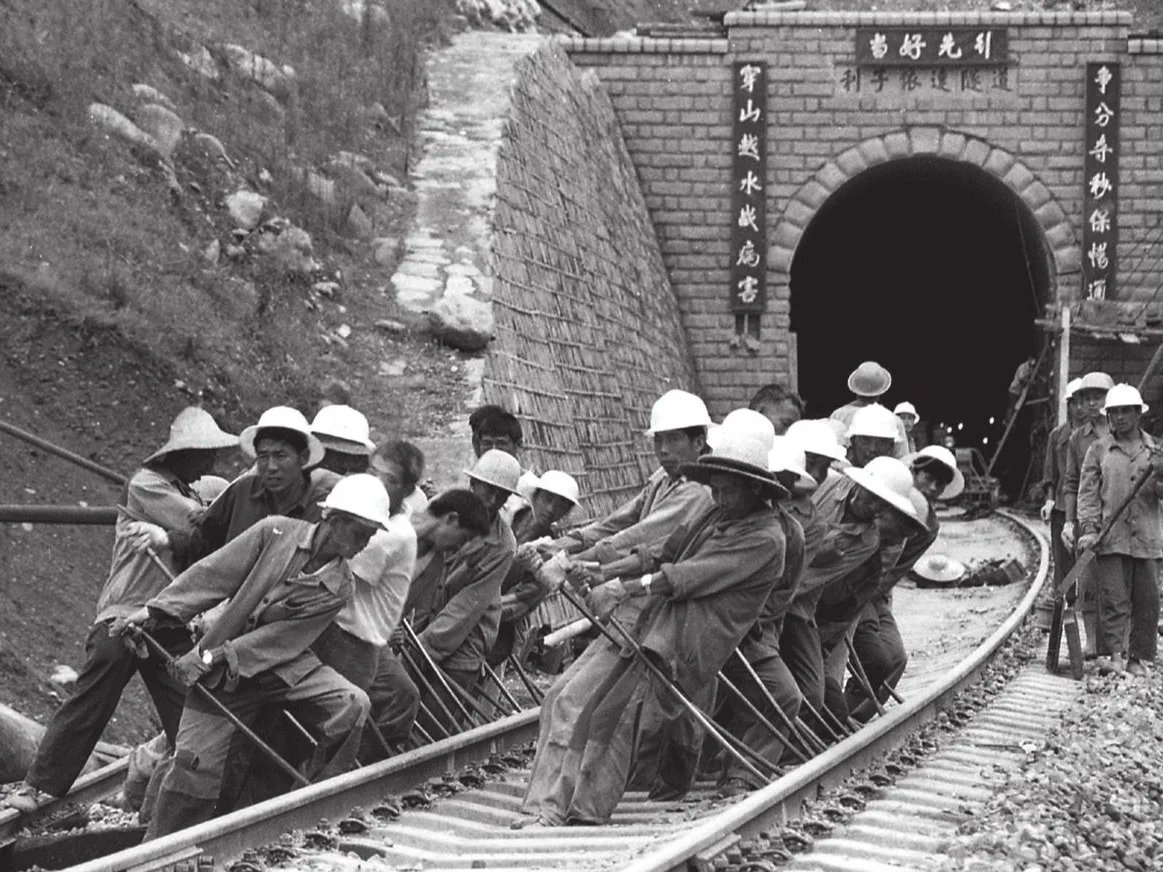 Chengdu-Kunming Line: Miracle of mountain rail construction

United Nations called it one of the 3 greatest achievements of engineering over challenges posed by nature: The other two are the landing on the moon & the first man in space!

This 1134 km....

crecg.com/zgztywz/101991…