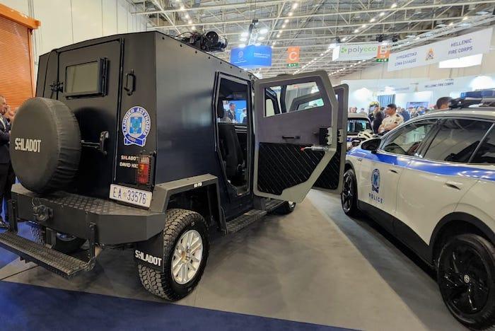matthimon's tweet photo. The militarised border police in #Greece is using armored vehicles made by #Israel’s company Shladot along its #Evros border:
https://t.co/XsuYAGZYE8
The asset was presented in the Greek Police pavilion at #DEFEA23 in Athens. It was developed for the IDF.
#FortressEurope https://t.co/juuTtS27fP