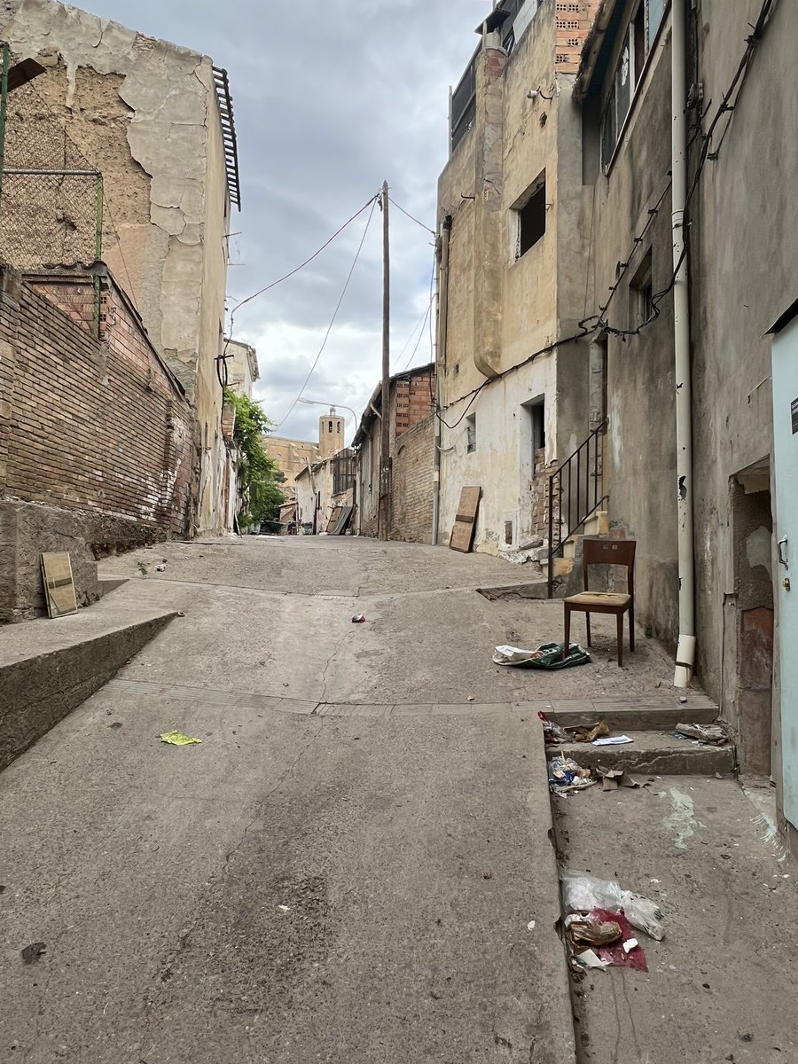lluisdelafuente's tweet photo. Si, això també és Balaguer.
Molta feina feta al Centre Històric, però encara molta per fer.
El problema no s’arregla només amb esponjaments urbans i tanatopraxis de les façanes. https://t.co/M2IIcbPgsf