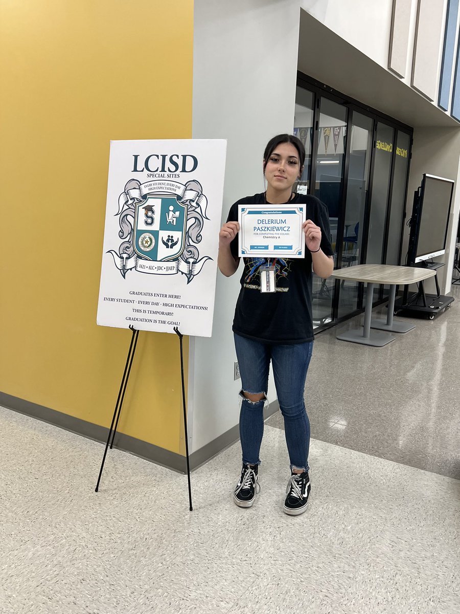 Congratulations to Delerium P. from Terry High School for earning her Chemistry A credit at 1621 Place Evening Flex. Way to go! We are so proud of you! @lcisd_specials @Terry_Rangers #SpecialSitesSuccess #betheonelcisd