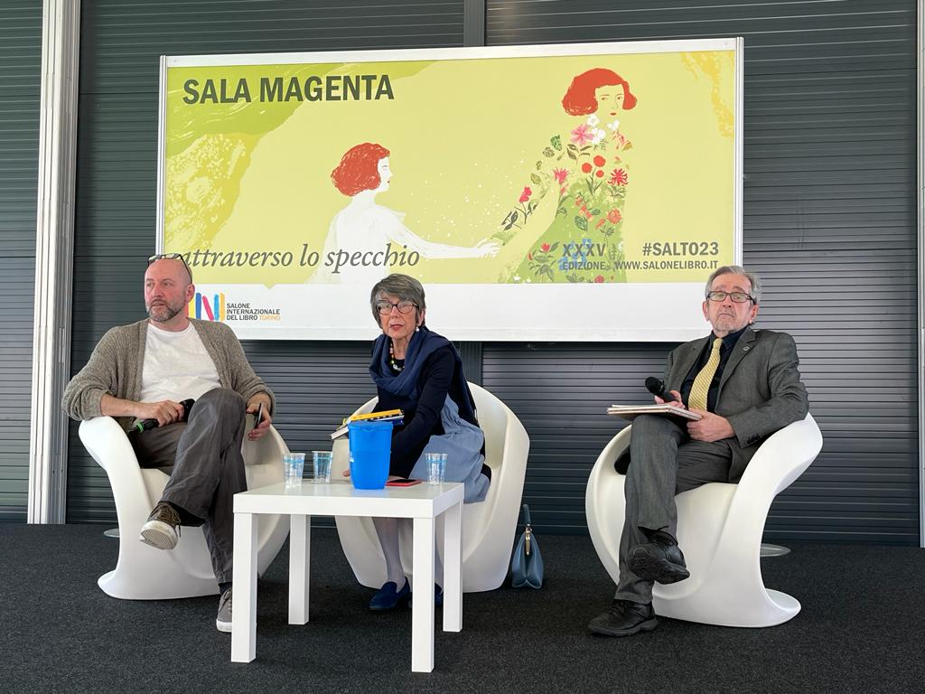 edizionimulino's tweet photo. Eccoci al @SalonedelLibro con lo storico Alessandro Vanoli, che presenta ai lettori "Estate" (https://t.co/8YubTGf7BC), il quarto libro della sua serie dedicata alle stagioni.
Con lui, Valeria Cicala e Giovanni Brizzi.
#estate #salto23 #rifletti Grazie a @RegioneER. https://t.co/L7x1ghhGUW