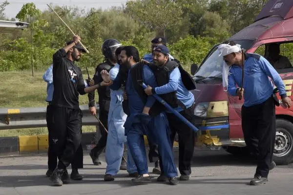 hrw's tweet photo. #Pakistan’s police have now carried out mass arrests and detained more than 4,000 people in the wake of protests over the arrest of former Prime Minister Imran Khan. 

More from @astroehlein in his #HumanRights newsletter today: https://t.co/UjUDXcId6e https://t.co/kb4DpVuuMy