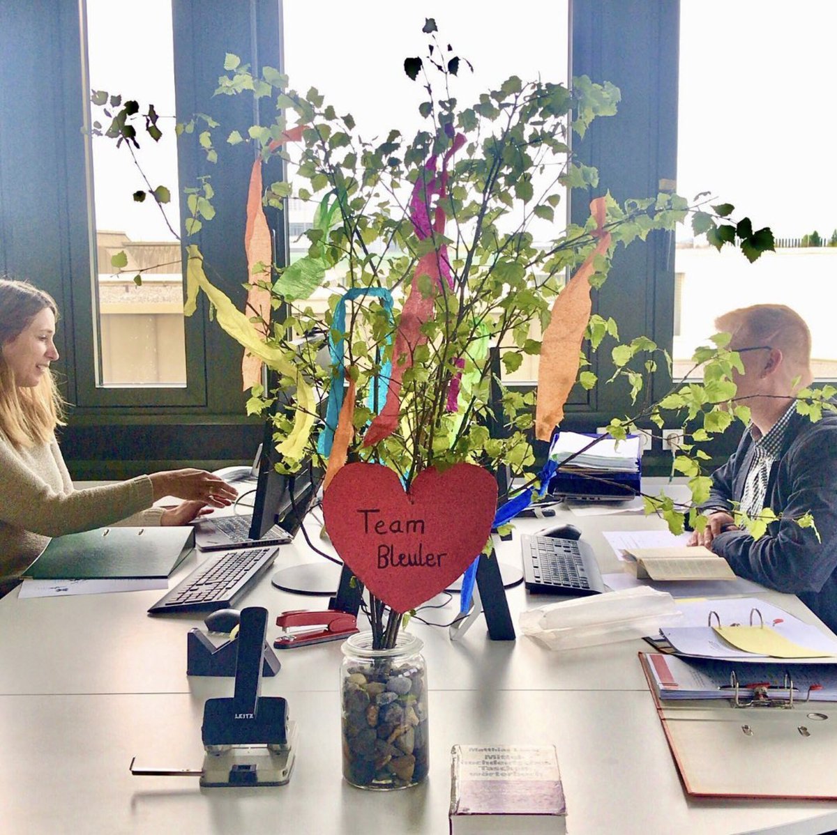 Passend zur maienzît ist #TeamBleuler zur Zeit auch im Besitz eines eigenen „Maibaums“ ☺️🌱
#BehindTheScenes #LehrstuhlTeam #DeutscheSpracheundLiteraturdesMittelalters #UniAugsburg