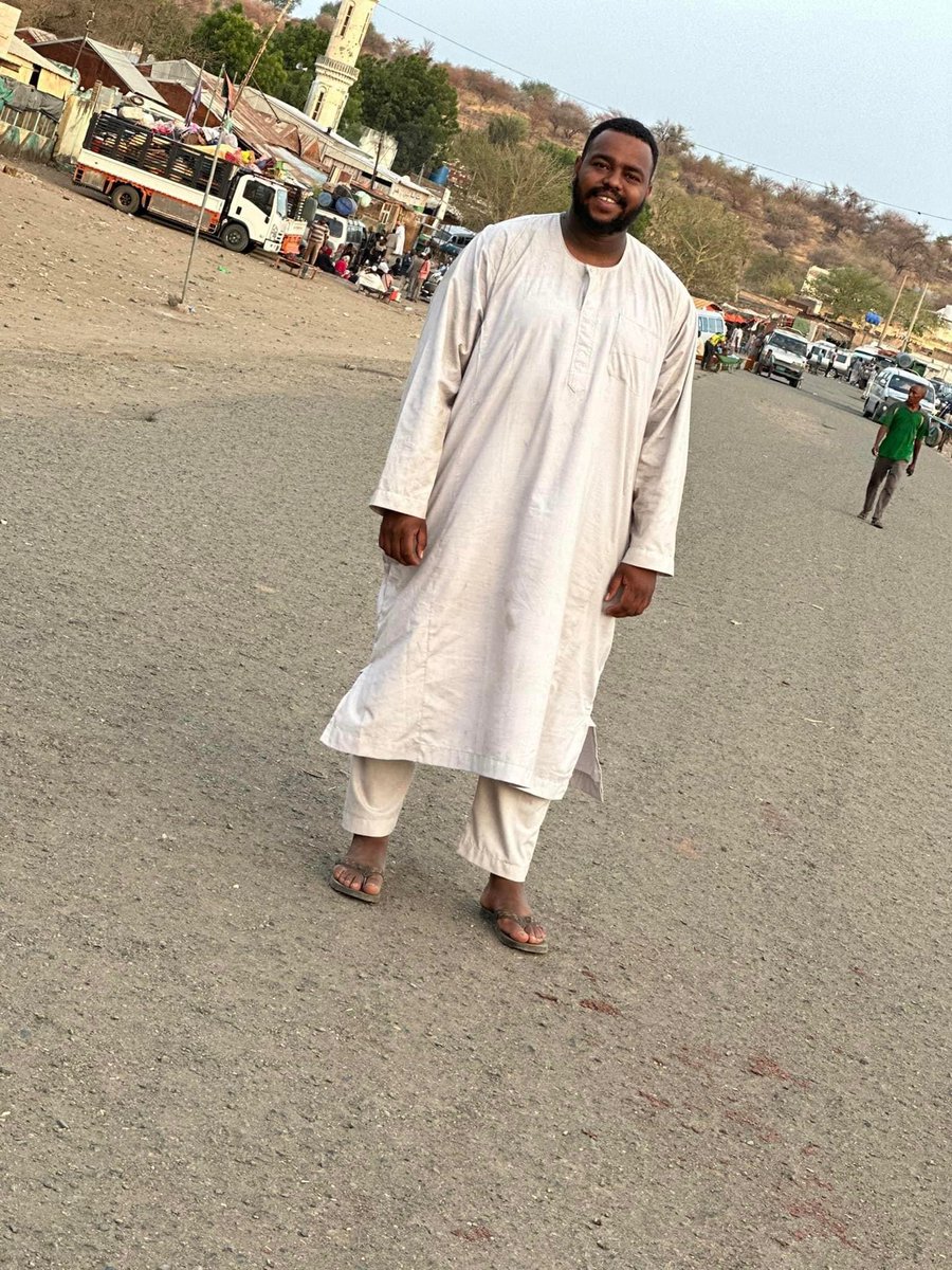 sadiea8's tweet photo. منقول 

السلام عليكم 👋🏽

انا الان بكتب في البوست دا وانا في اديس ابابا العاصمة الاثيوبية ♥️

(قبل اي شي انا سافرت اثيوبيا عشان انا اصلا مسافر دولة تانية عندي شغل ما هارب من الحرب بس عشان المطار قافل )

وعايز احكي ليكم القصة عشان انا متأكد في ناس كتيرة محتاجة تسمع من زول خاض التجربة ، ودي الحاجة الما لقيتها انا لما قررت اطلع من السودان عن طريق اثيوبيا  .

اتحركت من مدني يوم الاحد الساعة ٦ صباحا بالبص لي القضارف والسعر ٦٣٠٠ جنيه سوداني اول ما وصلت القضارف مشيت عملت تصريح ودي حاجة مهمة بتتعمل في الجوازات ولازم يكون عندك ضامن من اولاد القضارف ولازم يكون عندك فيزا لدولة او اقامة فيها عشان يدوك التصريح ، المهم الركشة من السوق الشعبي القضارف لي ادارة الجوازات تقريبا ١٥٠٠ جنيه سوداني بعد تخلص بتركب رقشة ب ١٠٠٠ جنيه سوداني لسوق الكودة عشان تمش القلابات وسعر العربية ٧٠٠٠ جنيه سوداني  وحرفيا دي اسوء حاجة في السفر دا كلو مشوار من القضارف للقلابات ( العربات تعبانة والشارع سيئ بصورة مبالغ فيها والمشوار تقريبا ٦ ساعات واعملو حسابكم في نشالين وغالبا يكونو الكمسارة ، المهم حتصلو القلابات ولو وصلتو بعد الساعة ١ ظهر الا تبيتو والسرير في القلابات ب ١٠٠٠ جنيه سوداني ( في الصقيعة ساااي ) في في فنادق صغيرة كدا في المتمة بس اخير ليك تبيت في القلابات ، والصباح الساعة ٨:٠٠ الجوازات السودانية حتفتح وتمش تعمل الخروج بتاعك وهنا في وقفة بسيطة وركزو في الغوس الجاي دا ( لو ما عندك فيزا لدولة او اقامة سارية ما حيعملو ليك خروج عشان ما تجي ساي وتضيع زمنك وقروشك في الفاضي ) المهم عملت الخروج بتمش الجوازات الاثيوبية في المتمة عشان يعملو ليك الفيزا وسعرها ٨٠ دولار امريكي واخير تشيلها فكة المهم برضو لو ما عندك اقامة او زيارة سارية لدولة ما بدوك الفيزا المهم استلمت الفيزا طوالي حتقطع تذكرة بالبص لمدينة قُندَر الاثيوبية وسعر التذكرة ٥٠٠ بر اثيوبي وسعر البر الاثيوبي قصاد الجنيه ٦ يعني ال١٠٠ بر ب٦٠٠ جنيه المهم بعد تصل قُندَر تنزل في فندق ما حيتجاوز ال ٢٥٠ بر للغرفة يعني ١٥٠٠ جنيه سوداني ( والكلام دا ياريت يصل اصحاب شقق مدني ناس ٣٠ الف اليوم ٣٠ الف دي في قُندَر تقعدك شهر )😂😂😂😂😂😂😂😂 وخلي بالك فندق محترم حمام داخل الغرفة وشاشة وسرير محترم من ناحية الحجم يعني عِزة بعدها حتقطع تذكرة طيران بالاثيوبية من مطار قُندَر لمطار اديس ابابا الدولي وسعر التذكرة ٧٥٠٠ بر تقريبا ٤٥ الف جنيه سوداني وبعدها حتكون في العاصمة الاثيوبية الساحرة والجميلة اديس ابابا وبعدها ممكن تتحرك لاي مكان في العالم .

الكلام دا كلو ما حصل ١١٠ الف جنيه سوداني 

اتخيل من بورتسودان لجدة بس ٣٠٠الف جنيه سوداني 

واللهم بلغت💛
الطريق امن جدا ومن المتمة لقُندر حيكون معاك الجيش الاثيوبية وفي خدمتك وخلي بالك انو المطر شغاااال وتقريبا كل يوم في مطرة ثابتة بعد الظهر .

ان شاء الله سوداننا حالو ينصلح ♥️
( وقبل
