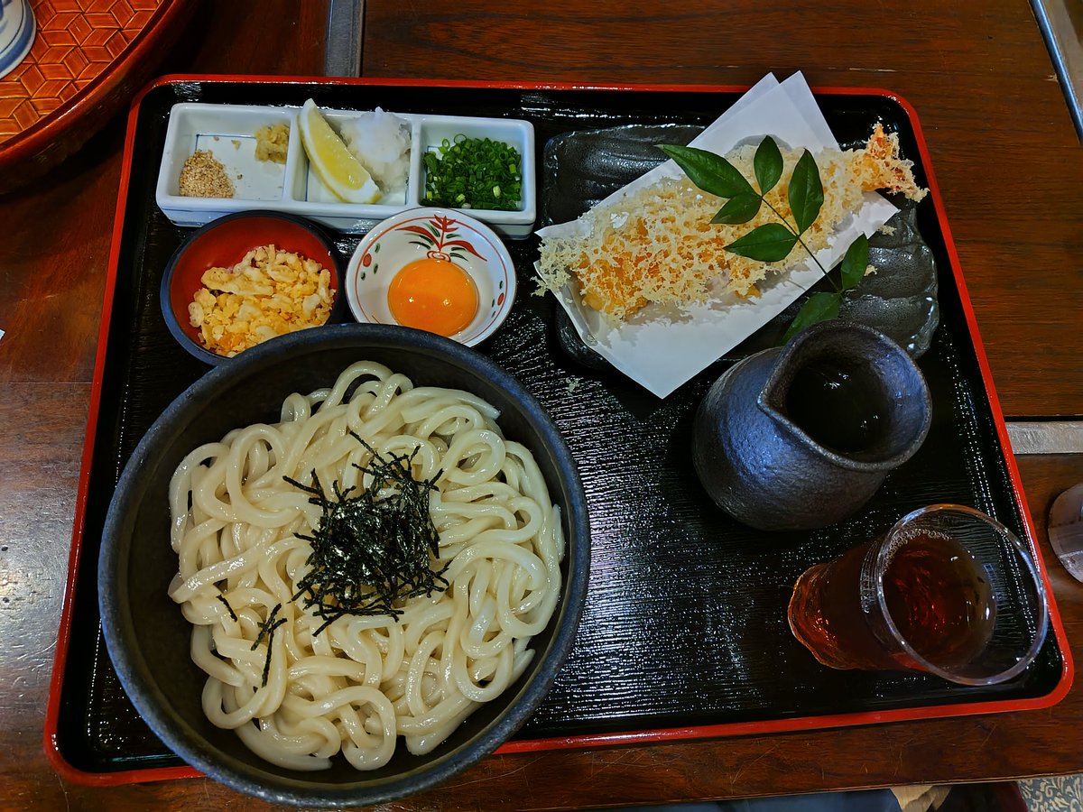 makimatatabi's tweet image. 5/19@高松
直島から高松までフェリー🛳

ことでんに乗って
駅から歩くこと15分以上
山田家さんでもくもくおうどん

釜ぶっかけうどん安かったから
海老天と玉子オプションで

ただ、うどん食べるためだけに
高松来たから実はかなり高い🤣

#佐藤健カレンダー2023
#山田家